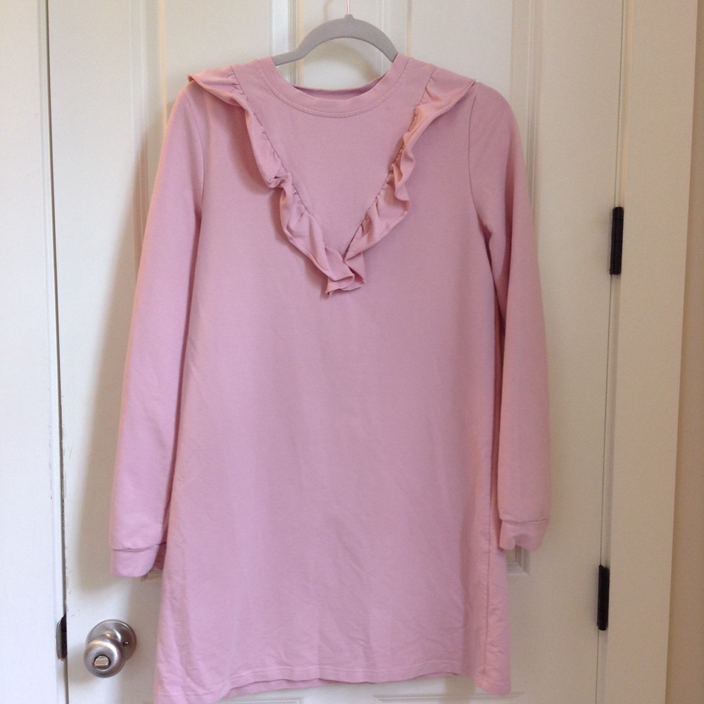 Long sleeve dress with a "v" ruffle